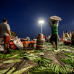 Fim da feira no mercado de peixe e feira do açaí no complexo do Ver-o-Peso Belém, Pará, Brasil. Foto: Ana Mokarzel 03/11/2012,