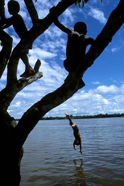 Crianças brincam no rio Purus. Foto Paulo Santos