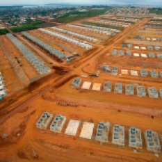Conjuntos habitacionais são construídos na periferia da cidade para abrigar os atingidos pela barragem de Belo Monte Altamira, Pará, Brasil. Foto Paulo Santos 23/11/2013