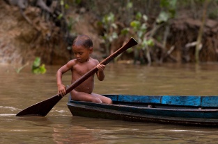 Criança no rio Aurá, contaminado peloi lixão de Belém. Foto Paulo Santos 21/03/2013