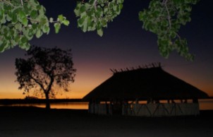 Comunidade Kamaiurá no lago Ipavu. Mato Grosso, Brasil. Foto Eric Stoner 07 e 08 / 08/2010