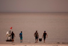 Pescadores chegam na praia fim da tarde. Os pescadores chegam a capturar cerca de 200 quilos de pescado por dia entre: piramutabas, sardinhas, filhotes, pescada amarela, robalo e tainhas. Curuçá·, Pará, Brasil. Foto: Paulo Santos