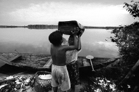 Índia Tukano trabalha com a produção de farinha. Expedição para criação do território indígena do rio Negro. São Gabriel da Cachoeira, Amazonas, Brasil Foto Paulo Santos. 1997
