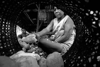 Família trabalha na produção de farinha. Comunidade Tukano no rio Curícuriarí. Expedição para criação do território indígena do rio Negro. São Gabriel da Cachoeira, Amazonas, Brasil Foto Paulo Santos. 1997