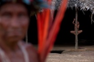 Território Yanomami / Fotografia de Odair Leal. Representantes das 37 regiões da Terra Indígena Yanomami discutiram plano para o futuro, firmaram pacto contra mineração e elegeram nova diretoria em meio aos festejos que incluíram cantos, danças e diálogos cerimoniais Entre os dias 15 e 20 de outubro mais de 700 representantes yanomami reuniram-se na aldeia Watoriki (Demini), no Amazonas, na VII Assembleia Geral da Hutukara Associação Yanomami (HAY) que teve como tema os 20 anos da homologação da Terra Indígena Yanomami. FOTO: ODAIR LEAL