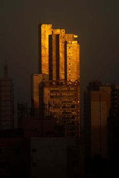 Luzes do amanhecer refletem nos prédios da Cremação. Belém,Pará, Brasil. Foto Paulo Santos 22/05/2015